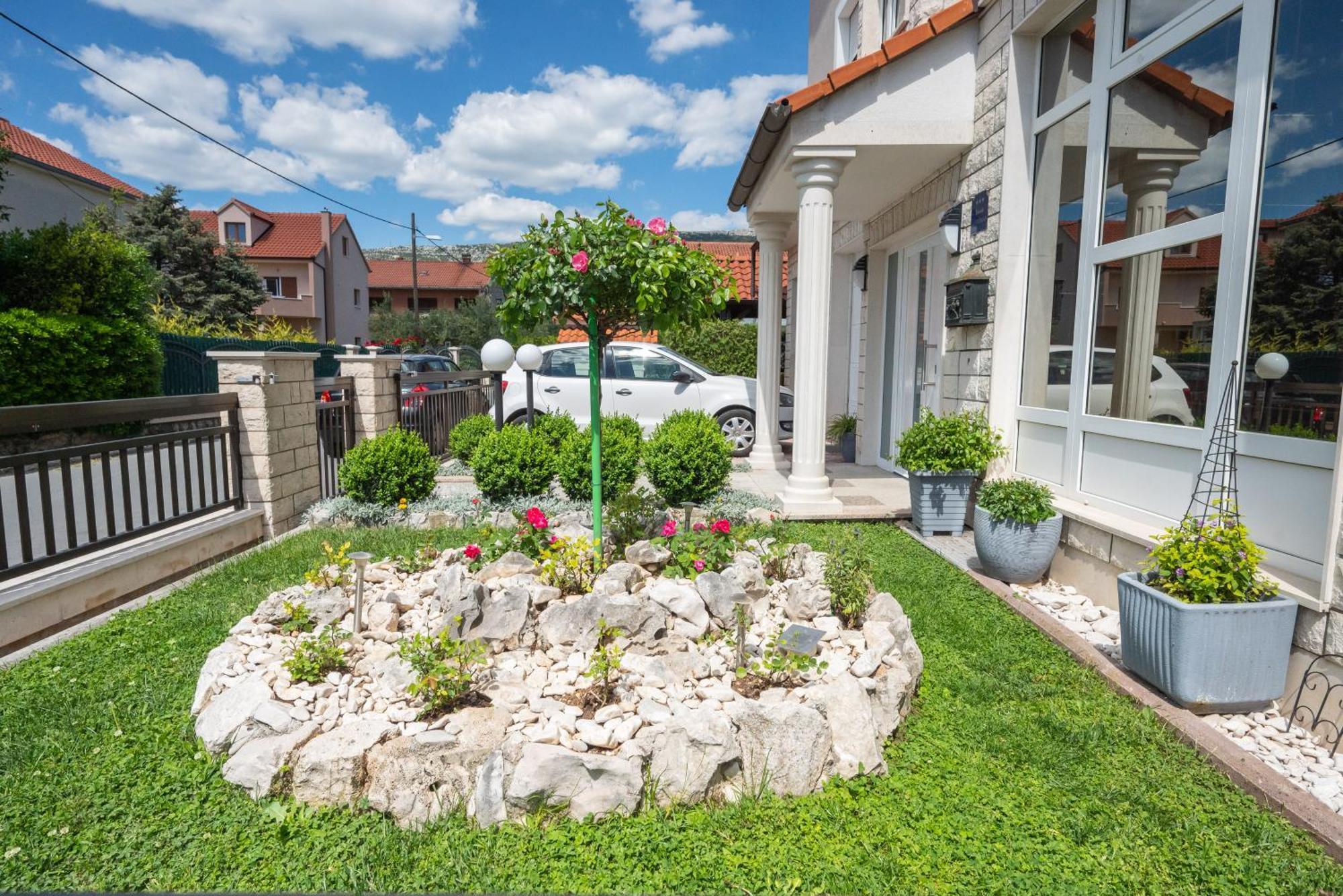 Apartments Lovric With Sea View Kaštela Exteriör bild