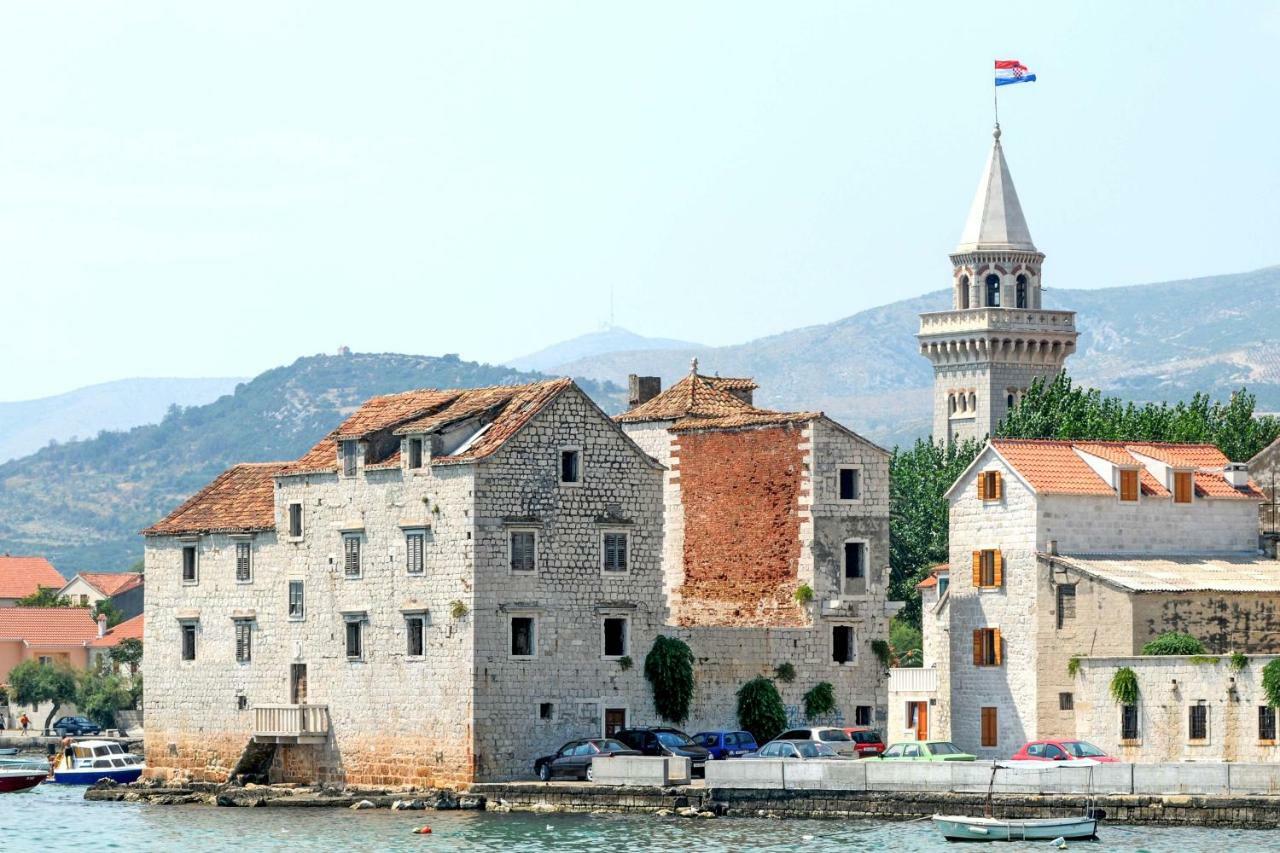 Apartments Lovric With Sea View Kaštela Exteriör bild